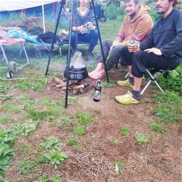 Feuerstelle mit selbst angebautem Gemüse im Topf